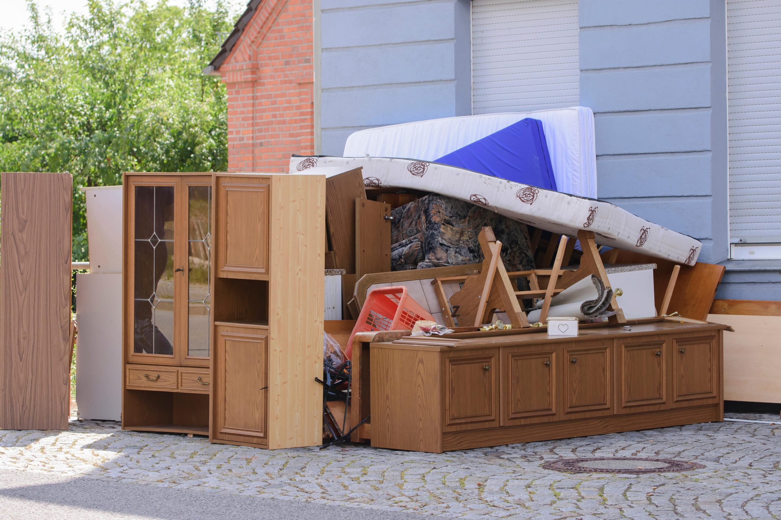 Räumung eines Hauses in Ratingen-Eggerscheidt inklusive Abtransport schwerer Polstergarnituren und Altmöbel.