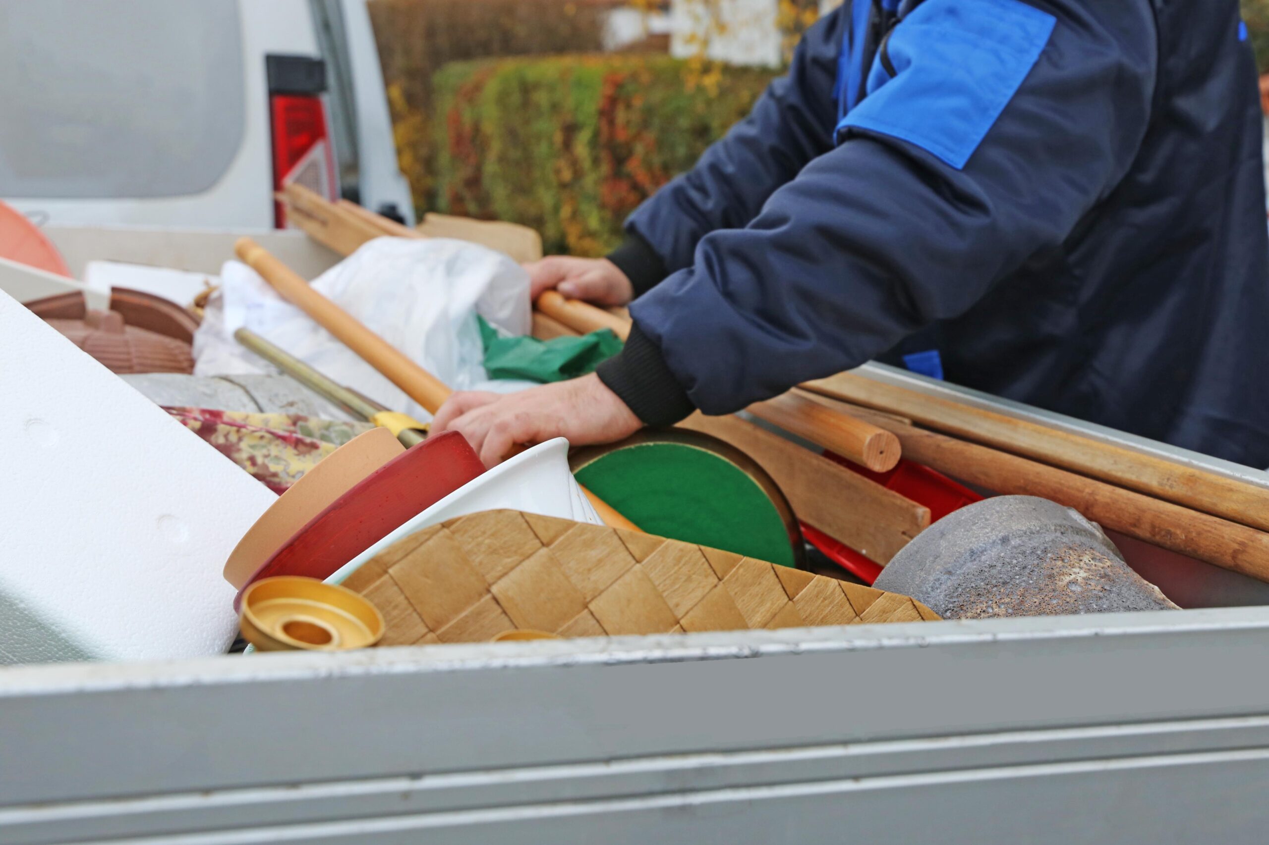 Präzise manuelle Trennung von recyclingfähigen Materialien während einer Wohnungsräumung in Ratingen.